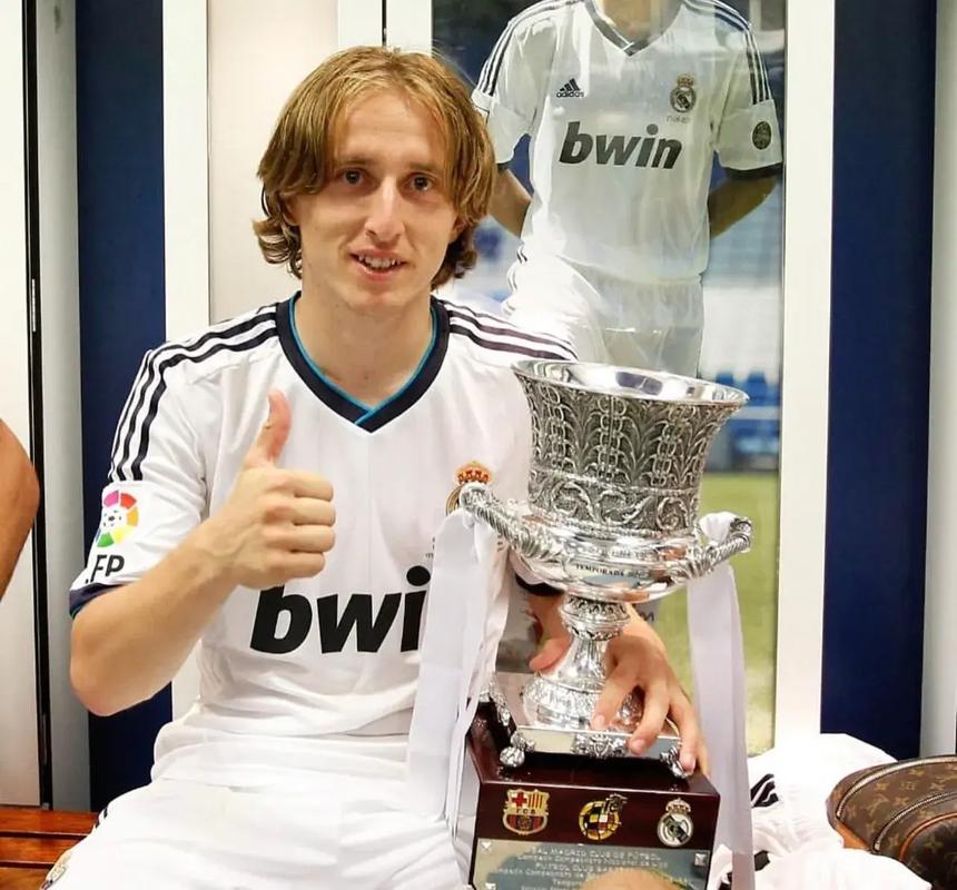 记者：皇马今天训练维尼修斯与姆巴佩长时间与教练组进行沟通